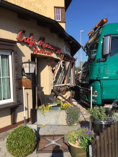 Ballwil LU, 29.5.2017 Ein Lastwagen fährt über die Gartenterrasse in ein Restaurant gefahren. Verletzt wurde niemand.