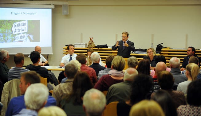 Roger Lehner an der sehr gut besuchten Gemeindeversammlung gestern Abend in Attelwil.Raphael Nadler