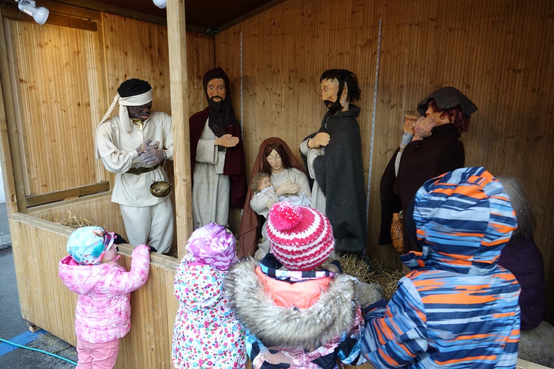 Die grossen Krippenfiguren sind Tradition am Weihnachtsmarkt Bad Zurzach und werden von den Kids bestaunt.