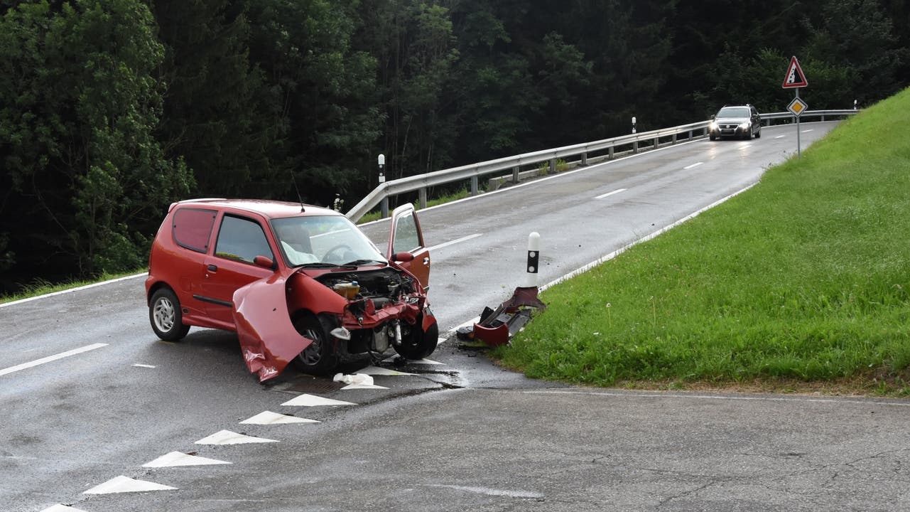 Berneck (SG), 18. Juli Auf der Obereggerstrasse in Berneck SG ist ein 53-jähriger Mann mit seinem Auto in das Auto eines 47-jährigen Mann geprallt. Der 47-Jährige verletzte sich dabei leicht.