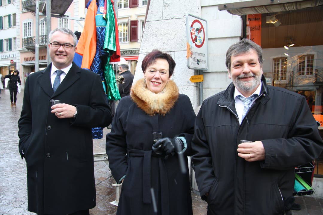 Remo Ankli, Esther Gassler und Roland Heim vertreten die Regierung am Hilari 2017 am Märetplatz.