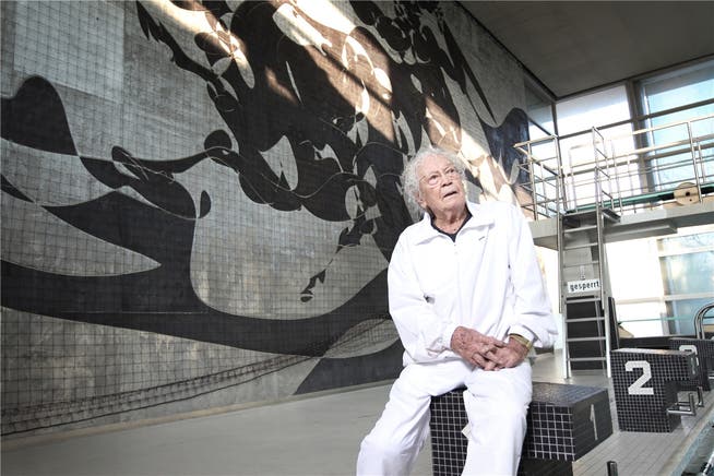 Hans Erni vor seinem Meisterwerk, welches von 1968 bis 2012 im städtischen Hallenbad in Luzern hing. Manuela Jans/LZ