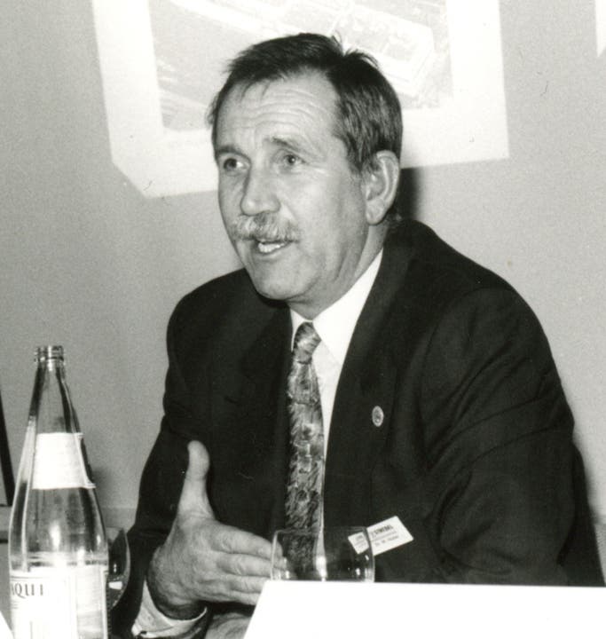 Der Besitzer Dr. Walter Huber an einer Pressekonferenz im Februar 1994.