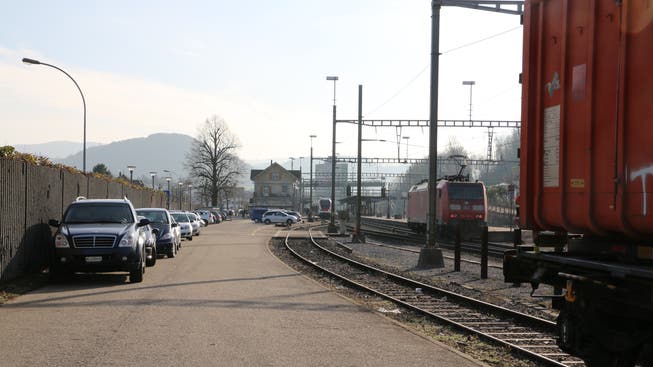 Der Busbahnhof soll auf die nordwestliche Seite des Bahnhofs verlegt werden, dorthin, wo heute der Holzverlad der SBB sowie einige P+R-Parkplätze sind. Archiv/dka