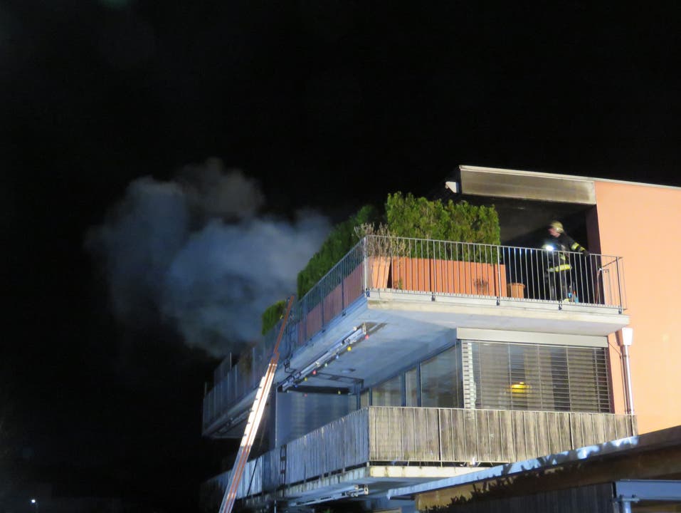 Oberentfelden (AG), 13. November In einer Attikawohnung kam es am Montagabend zu einem Brand durch eine brennende Sauna. Personen wurden keine verletzt. Die Kantonspolizei hat die Ermittlungen eingeleitet.