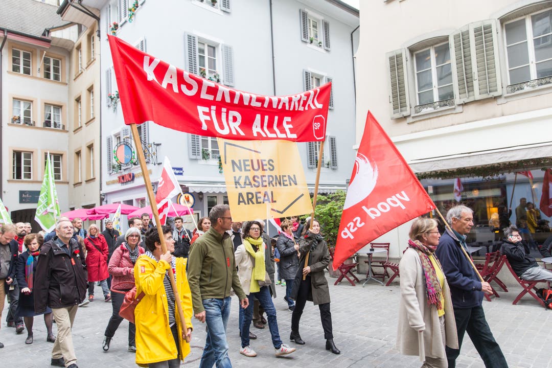 1. Mai in der Stadt Aarau. 1. Mai Feier und Umzug unter dem Motto "Lohngleichheit. Punk. Schluss!", welcher am Holzmarkt in der Aarauer Altstadt startete und dort eine Runde drehte.