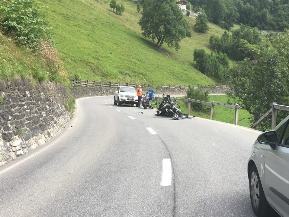 Arosa (GR), 4. August Ein 44-jähriger Motorradfahrer ist auf der Fahrt nach Arosa GR schwer verunfallt. Er kam von der Strasse ab und stürzte über eine Böschung.