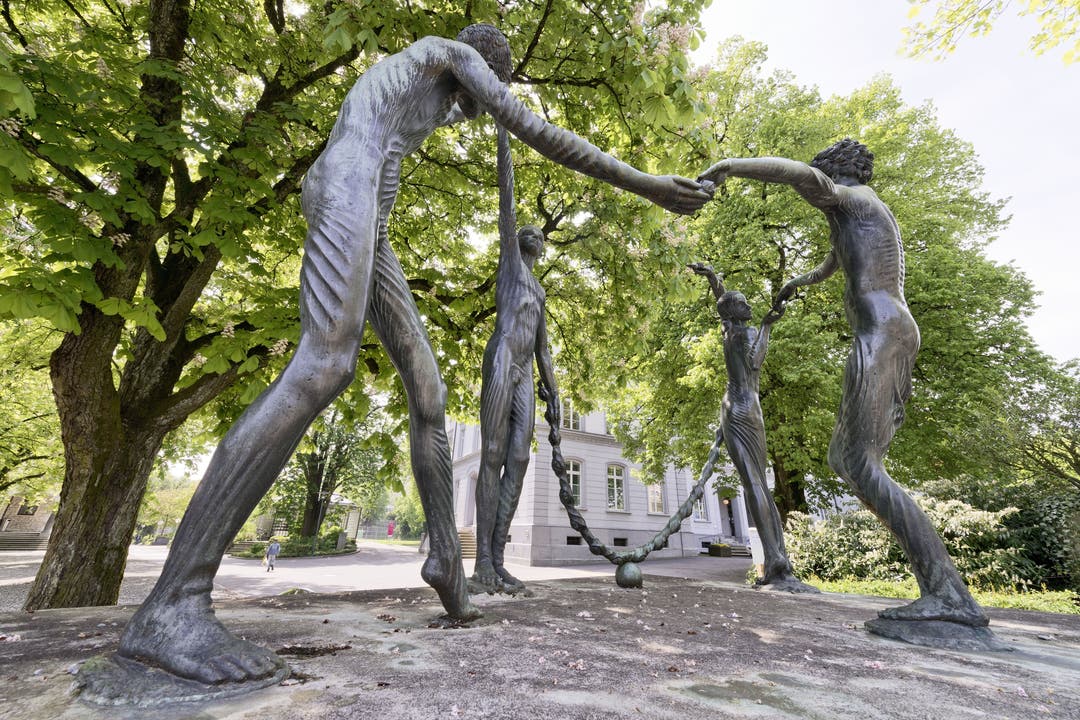 Die vier in Bronze gegossenen Figuren des Kinderreigens stehen am Schulhausplatz.