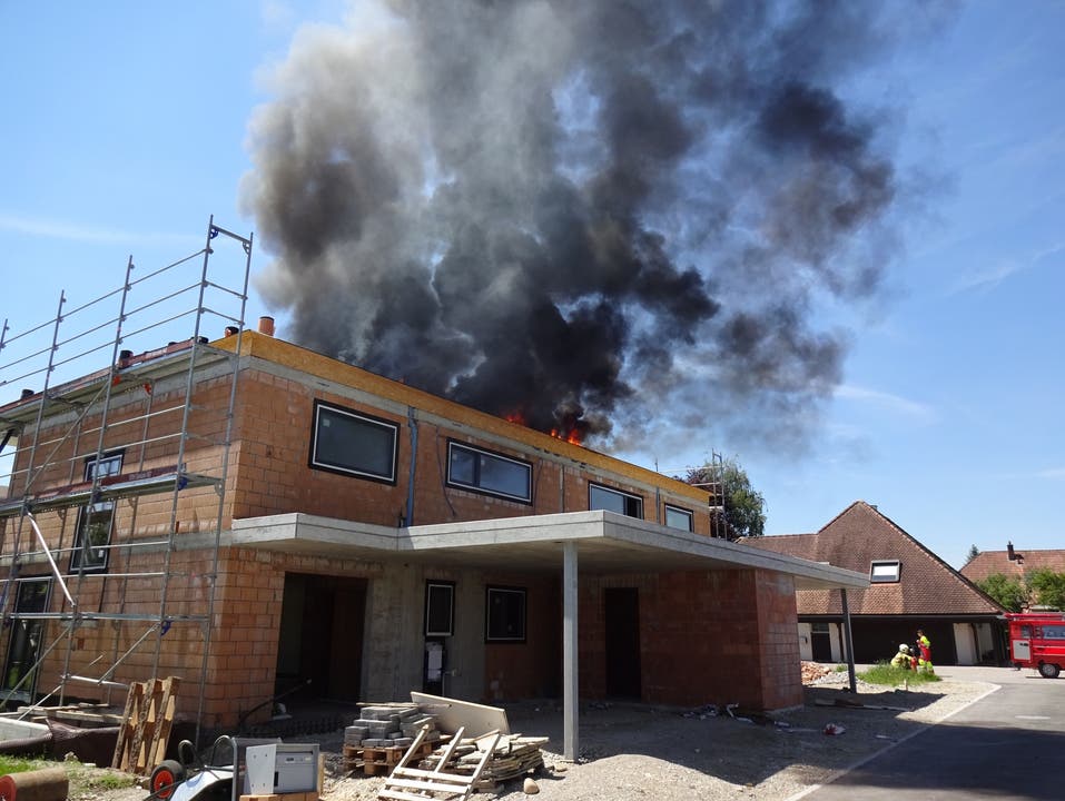 Kriegstetten, 22. Mai 2017 Es brennt auf dem Flachdach eines Neubaus.