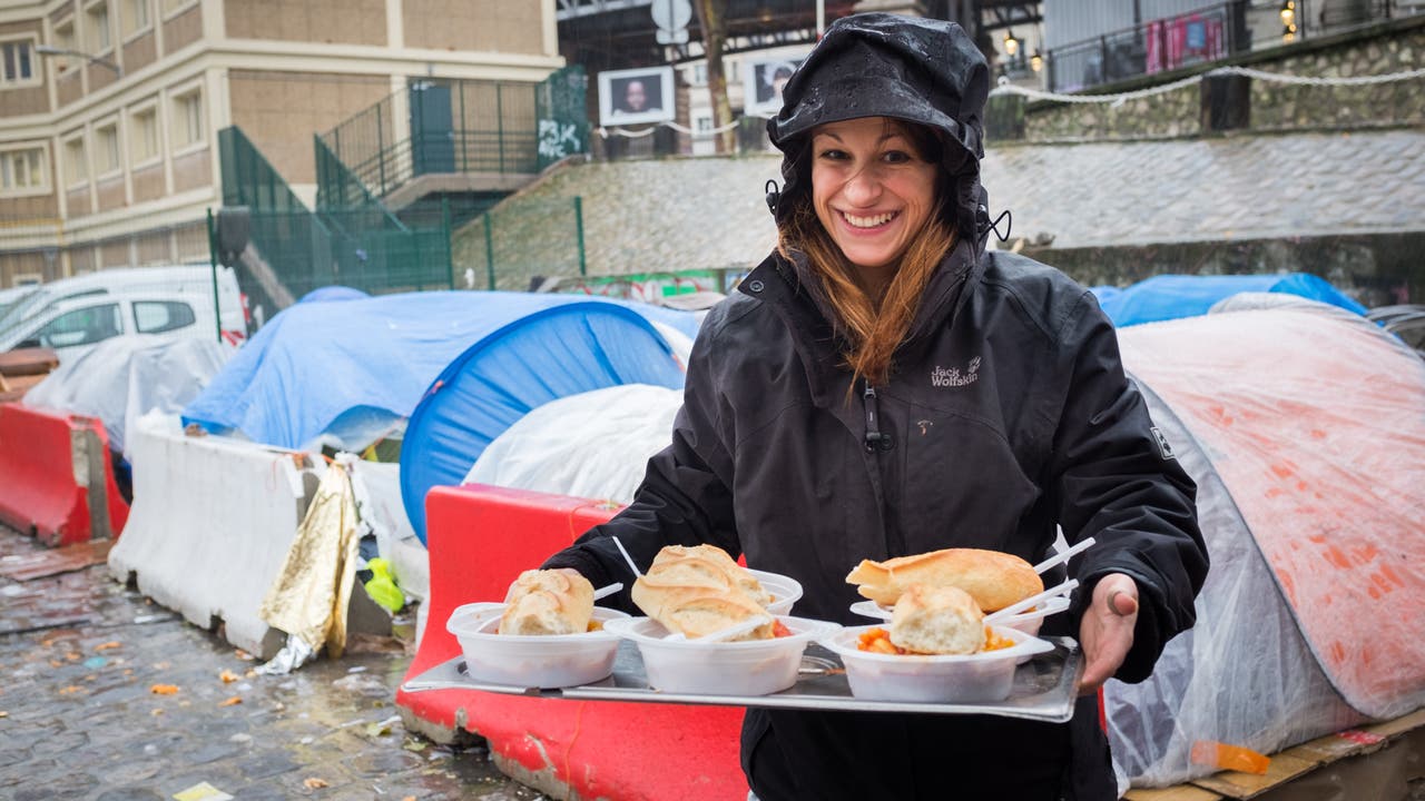 Die Schattenseiten von Paris: Jael Schärli verteilt Mahlzeiten, Schlafsäcke und Zelte an Geflüchtete