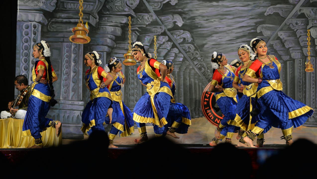 Eine tamilische Tanzgruppe in Aktion.