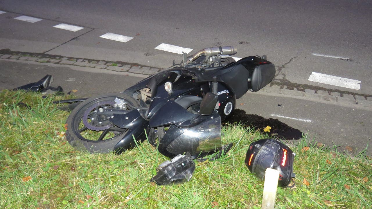 Laufenburg/Ortsteil Sulz (AG), 10. November Ein junger Motorradfahrer kollidierte mit einem Lieferwagen. Der 23-Jährige kam dabei zu Fall und zog sich mittelschwere Verletzungen zu.