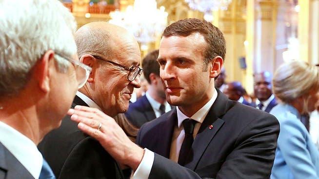 Unter Macron (r.) ändert sich nicht alles: Mit Le Drian (2.v.l.) ist auch ein Minister aus der Amtsteit Hollandes in der Regierung.
