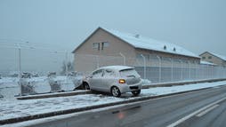 Herisau (AR), 18. April Ein 49-Jähriger Automobilist verunfallt um 6.15 Uhr auf schneebeckter Strasse bei Herisau, indem er in einer Rechtskurve ins Schleudern gerät und in einen Zaun prallt.
