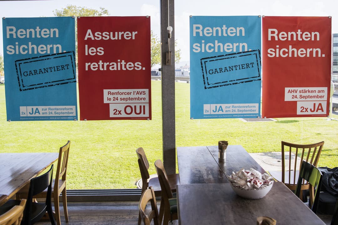 Plakate vom Pro Komitee zur Rentenreform kleben an einer Fensterfront in Bern