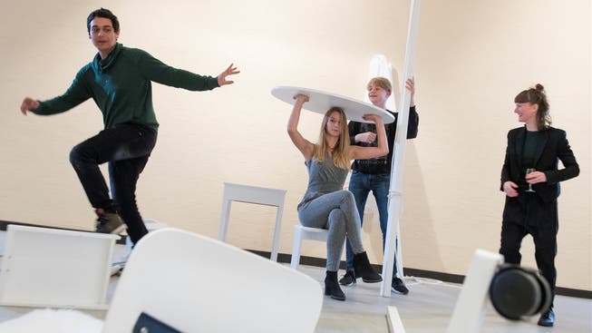 Im Projekt «Raumübung» der Basler Tänzerin und Choreografin Pascale Utz (r.) inszenieren sich Schüler der Berufsfachschule Baden BBB im Raum.