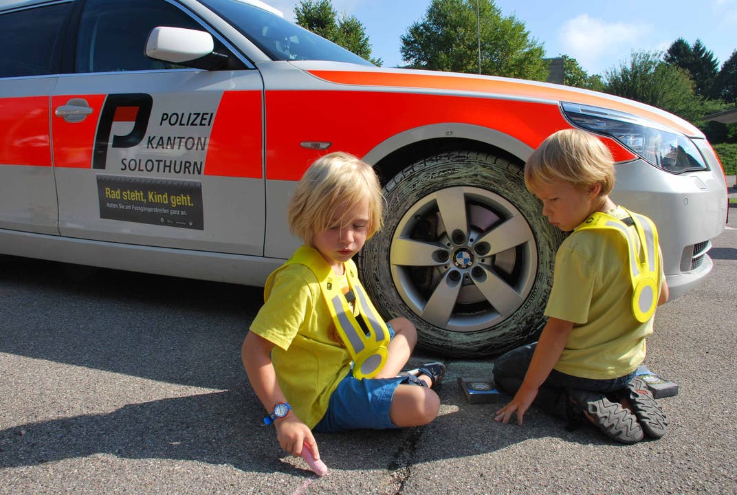 Die Kinder sollen lernen, dass die Reifen erst bemalt werden können, wenn das Auto stillsteht.