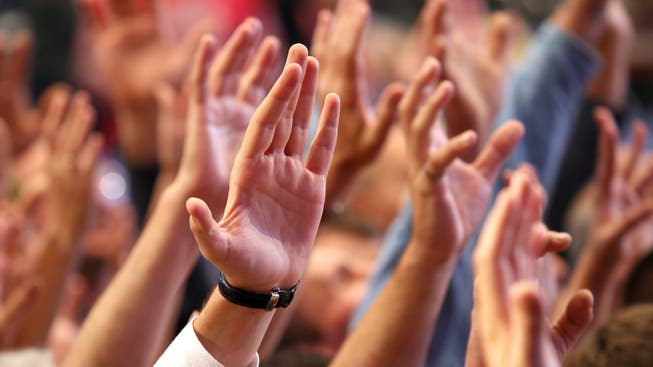 Erhobene Hände signalisierten am Freitag in 13 Gemeinden Zustimmung oder Ablehnung zu Sachgeschäften.