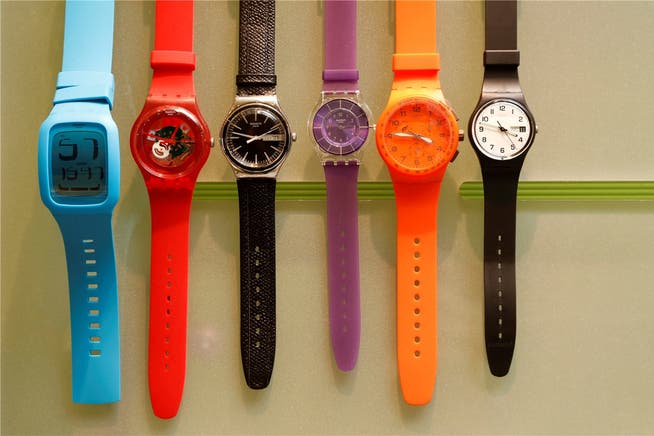 Eine Uhr, die – wie die abgebildeten Swatch-Modelle – bis zu 200 Franken kostet, ist für die Solothurner Oberrichter ein alltäglicher Gebrauchsgegenstand. Nicht aber eine 6400 Franken teure Automatikuhr. Symbolbild/HP. Bärtschi