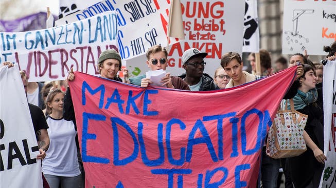 «Make education a threat again» – mach die Bildung wieder zur Bedrohung – mit solchen und anderen Plakaten demonstrierten die Schüler gestern in Zürich.