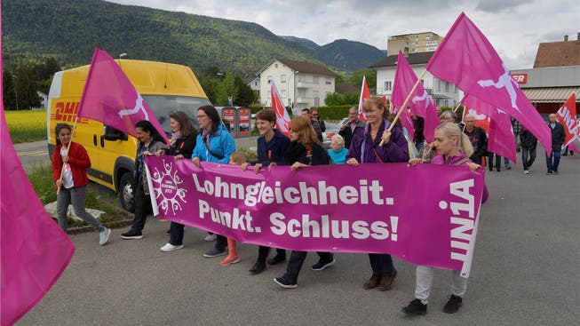 Rund 50 Genossinnen und Genossen marschierten von Grenchen nach Lengnau zur grenzüberschreitenden 1.-Mai-Feier.