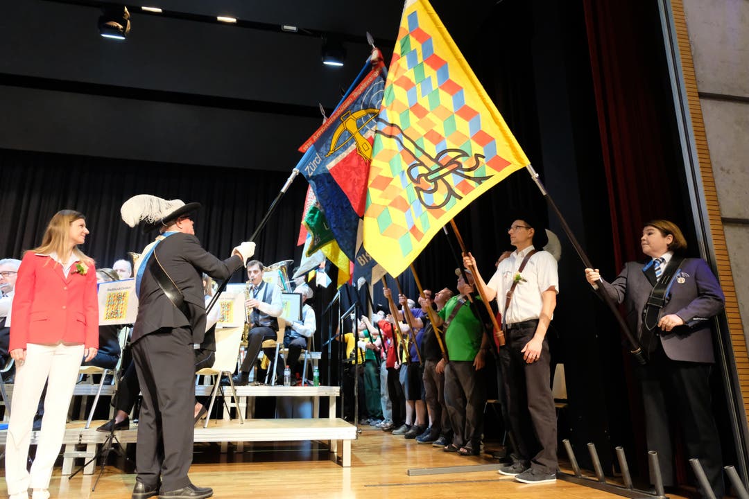 Bei den Pfäffiker Fahnen war auch die Fahne der Stadtmusik Dietikon, die am offiziellen Tag des Schützenfests auch einen grossen Auftritt hatte.