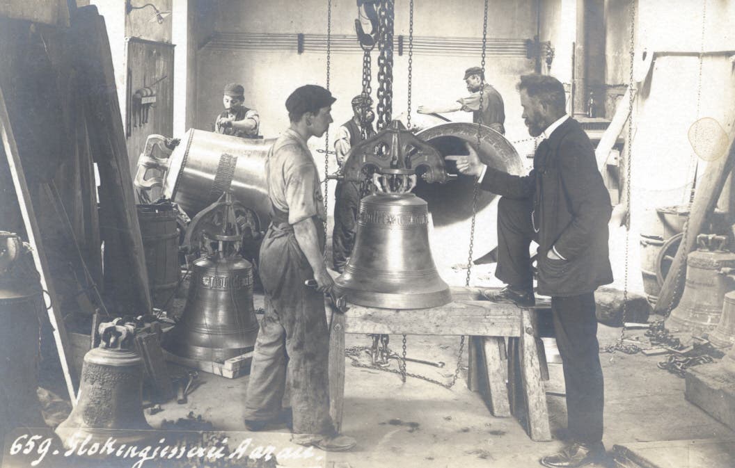Glockengiesserei H. Rüetschi AG Aarau Hermann Rüetschi 1911 in der Putzhalle.
