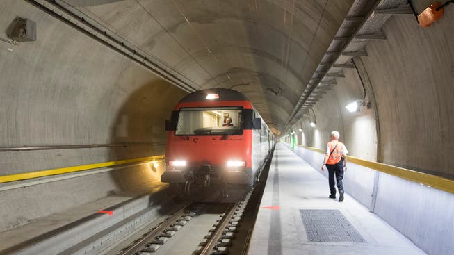 Streitpunkt Wer darf den längsten Eisenbahntunnel der Welt putzen Urs FlüelerKeystone