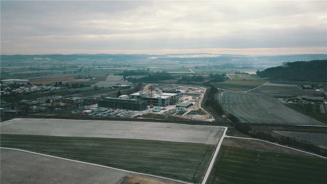 Luftaufnahme vom aktuellen Baufortschritt des «CSL Biotech Innovation Park» in Lengnau. Oliver Menge