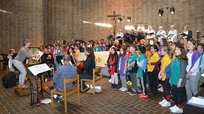 Die Instrumentalisten, Sängerinnen und Sänger proben gemeinsam mit Dirigentin Ursula Bolliger Kamerbeek in der Römisch-Katholischen Kirche.