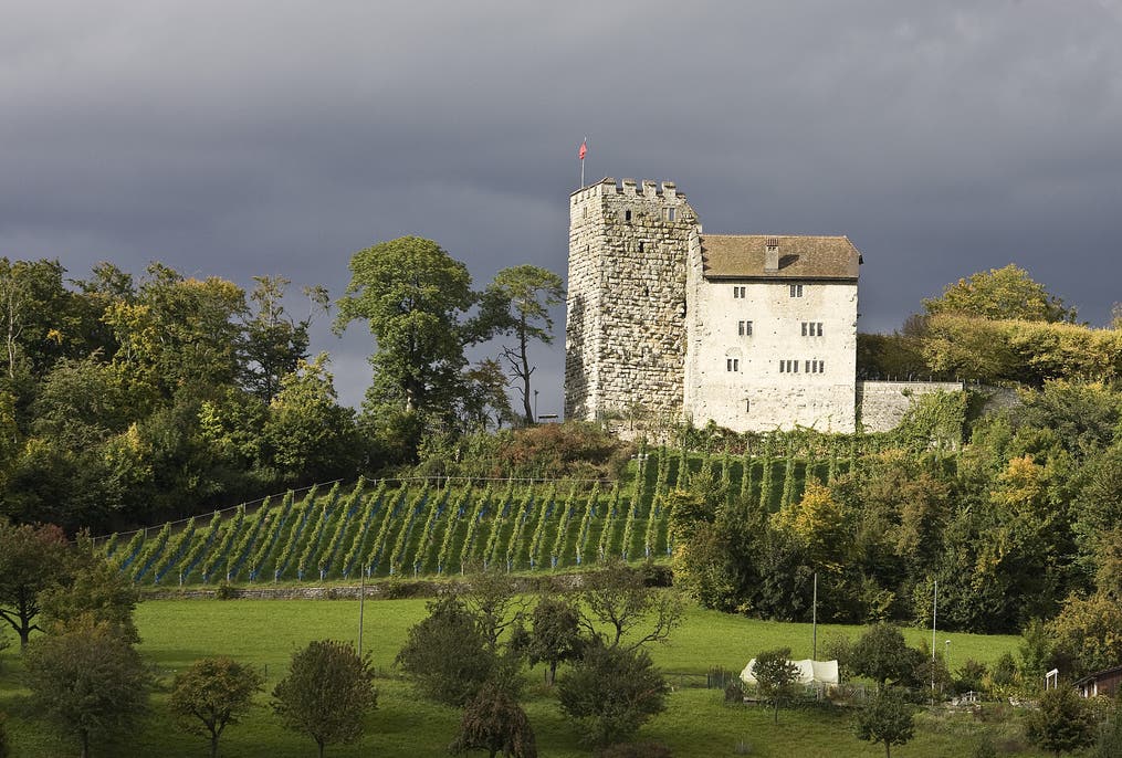 Schloss Habsburg: Die um 1030 gegründete Doppelburg ist der namensgebende Stammsitz der Habsburger, die nach ihrem glänzendem Aufstieg im Spätmittelalter ein Weltreich beherrschten.