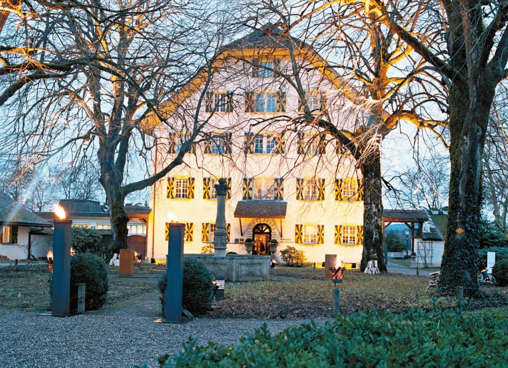 Im Schloss Böttstein befindet sich ein Hotel- und Restaurationsbetrieb. Dieser wird auch nach dem Verkauf weitergeführt.
