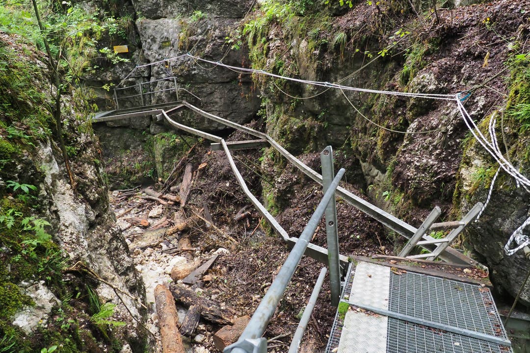 Der Fussweg wurde auf einer Länge von rund 15 Metern zerstört.