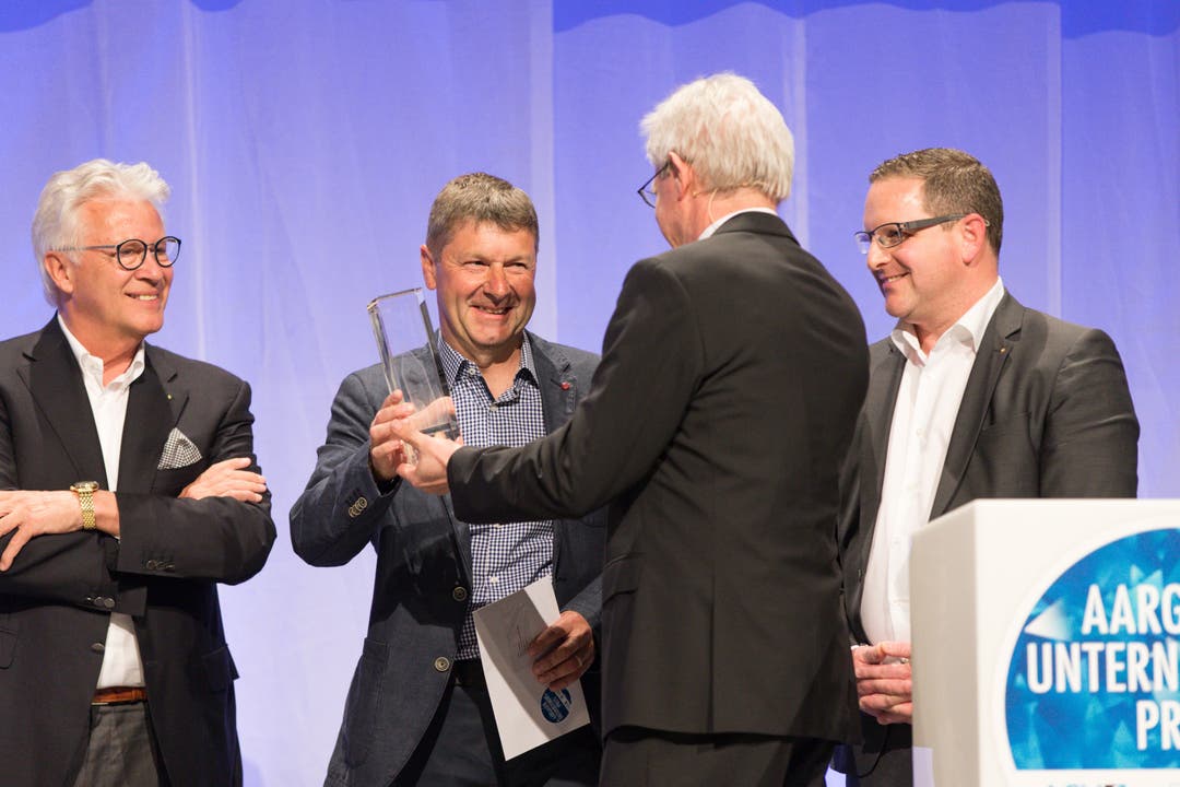 Kurt Schmid (Präsident Aargauischer Gewerbeverband) übergibt den Preis in der Kategorie «Handels- und Dienstleistungsunternehmen» an Paul Hediger.