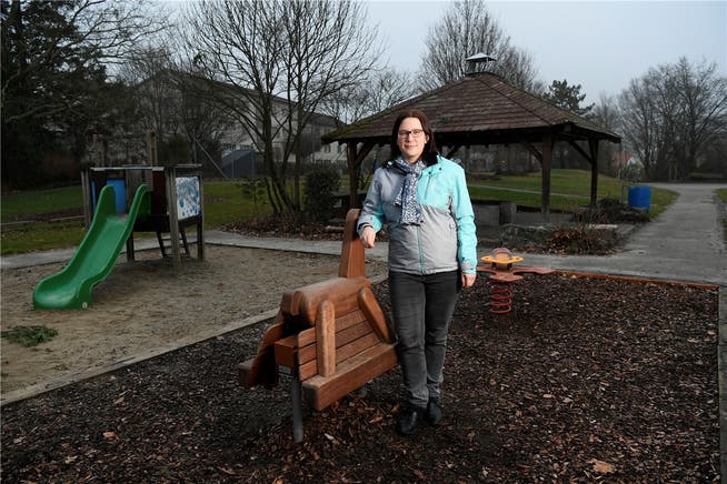 Angela Kummer, Parteipräsidentin der SP Grenchen, auf dem Schmelzi-Spielplatz, der mit lauter neuen Spielgeräten ausgerüstet ist.