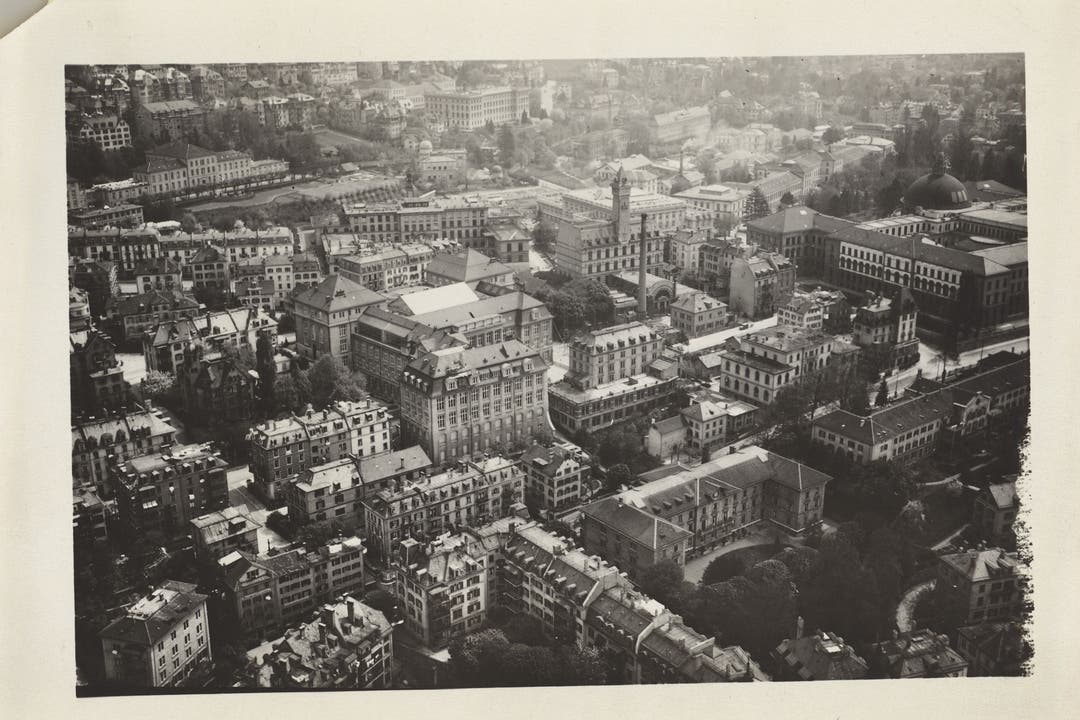 Eine Luftaufnahme der Swissair zeigt das Hochschulviertel, das Hauptgebäude, das Chemiegebäude und die Sternwarte im Jahr 1931.
