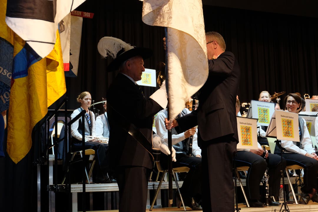 Der Aescher SVP-Nationalrat und Schützenfest-OK-Präsident nahm die Fahne für das Limmattal in Empfang und gab sie an den Fahnenträger weiter.