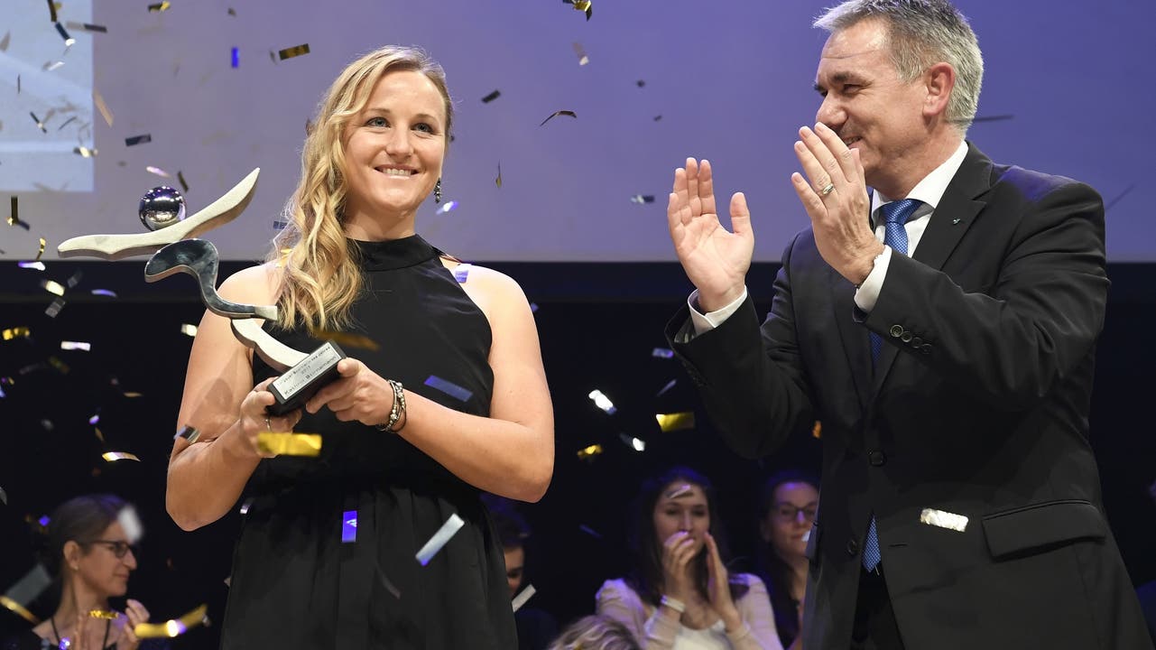 Der Aargauer Sportminister Alex Hürzeler (r.) applaudiert der Aargauer Sportlerin des Jahres 2017, Kathrin Stirnemann.