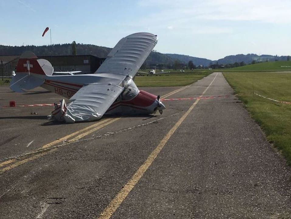 Bleienbach (BE), 24. April Beim Absturz eines Kleinflugzeuges am Montag auf dem Flugplatz Langenthal in Bleienbach BE hat sich der Passagier Verletzungen zugezogen. Das Flugzeug stürzte beim Startmanöver aus geringer Höhe ab.
