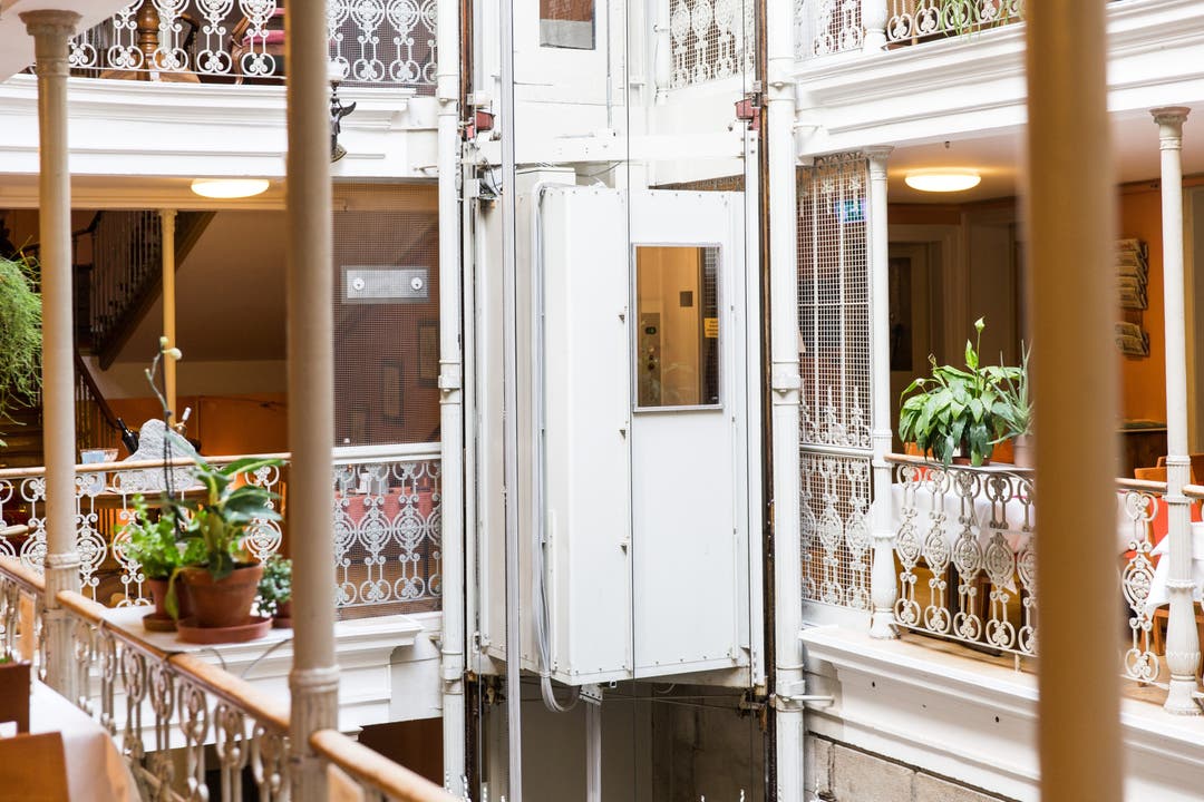 Beim Lift im Atrium Hotel Blume in Badenhandelt es sich doch nicht um den legendären Schindler-Lift Nr. 2 – entgegen Behauptungen in Zeitungen, Reiseführern und auf der Webseite des Hotels.