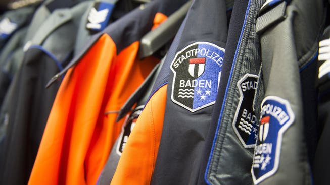 Die Stadtpolizei Baden schliesst den Schalter in Untersiggenthal.
