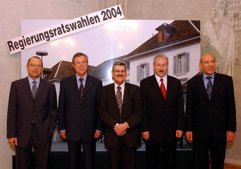 2004 wird Brogli (Mitte) zum ersten Mal wiedergewählt. Mit ihm bilden Peter Beyeler, Kurt Wernli, Rainer Huber und Ernst Hasler (von links) die Regierung.