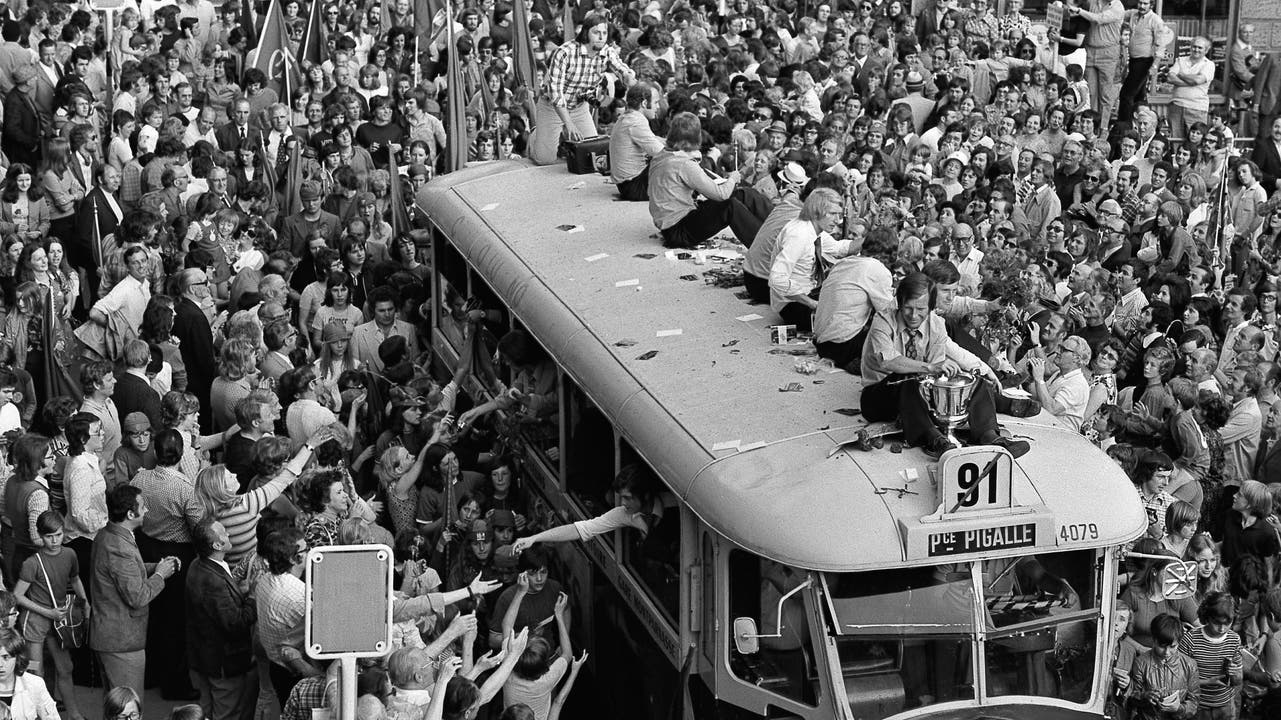 6. Titel, 1973: Das Basler Meisterteam fährt mit einem Extra-Bus durch Basel. Einige Spieler sind auf das Dach geklettert, um sich von den vielen Fans feiern zu lassen.