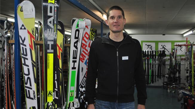 Daniel Waldmeier von Wernli Sport in Frick hat derzeit alle Hände voll zu tun mit der Ski-Vermietung und dem Ski-Service.