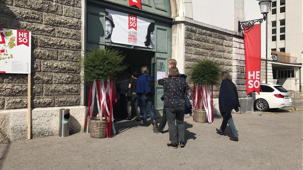 Erste Besucher betreten die frisch eröffnete 40. Herbstmesse Solothurn