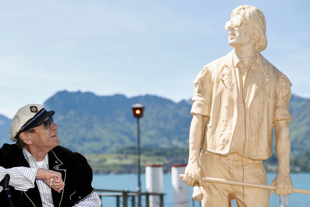 Im Mai 2017 wurde ein Denkmal zu Ehren von Polo Hofer im Hafen in Oberhofen eingeweiht. Im Bild posiert Hofer neben seiner Statue.