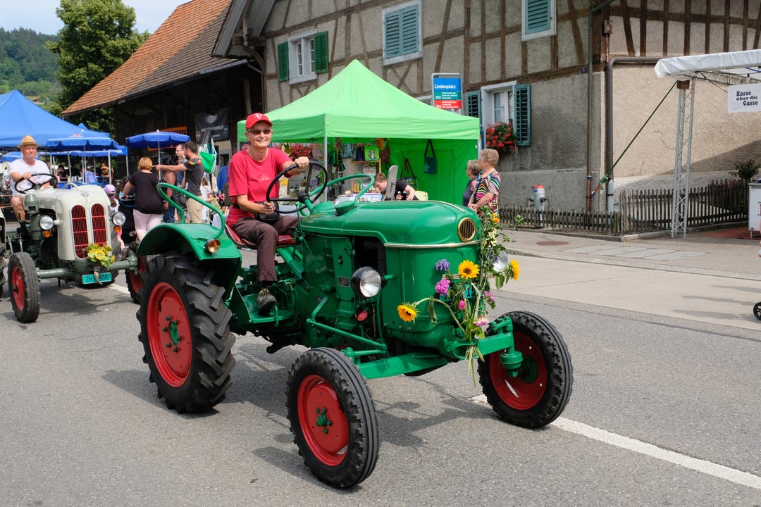 Rebblüetefäscht Weiningen 2018 Samstag Die alten Traktoren sind denn auch ein echter Hingucker und wurden schön geschmückt.