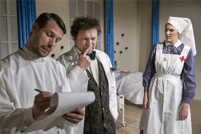 Der Assistenzarzt Jack (Thomas Käser), der Frauenarzt Hiob Prätorius (Jerry Lergier) und Schwester Ellen (Miriam Lüthi) besprechen sich im Krankenhaus.