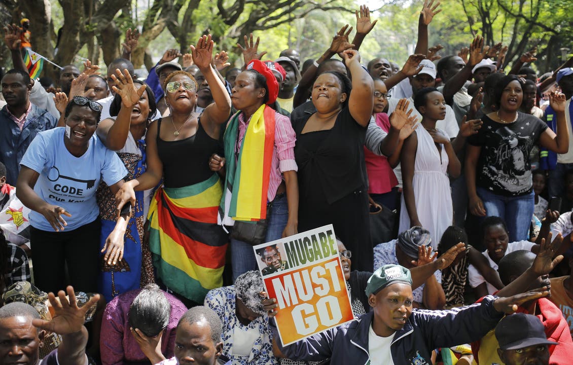 Anhänger der Opposition versammeln sich ausserhalb des Parlamentsgebäude in Harare.