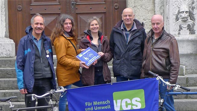 Die VCS-Crew (v.l.) Heinz Flück, Anita Wüthrich, Anja Kruysse, Benno Barbisch und Heini Lüthy mit ihrem Volksauftrag vor dem Rathaus.